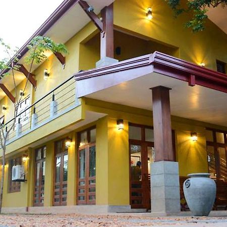 Inlak Garden Hotel Negombo Bagian luar foto