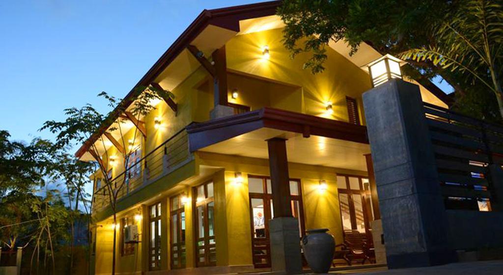 Inlak Garden Hotel Negombo Bagian luar foto