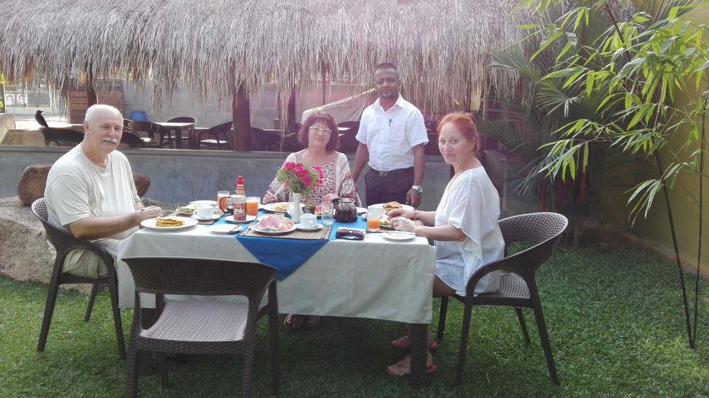 Inlak Garden Hotel Negombo Bagian luar foto