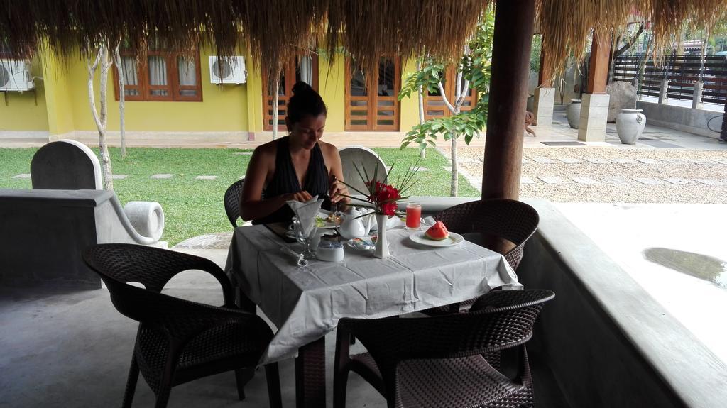 Inlak Garden Hotel Negombo Bagian luar foto