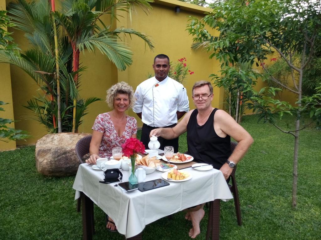 Inlak Garden Hotel Negombo Bagian luar foto