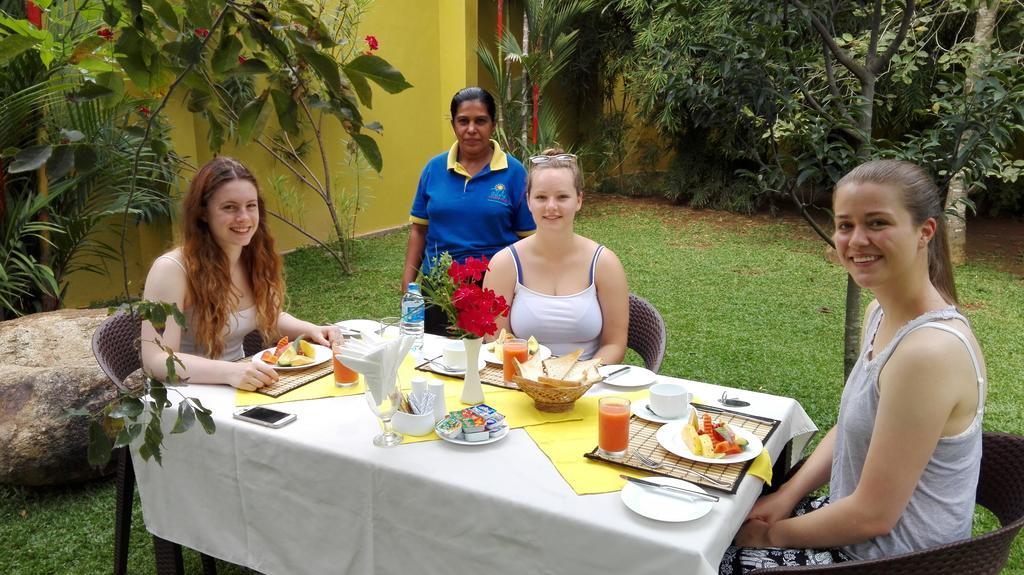 Inlak Garden Hotel Negombo Bagian luar foto