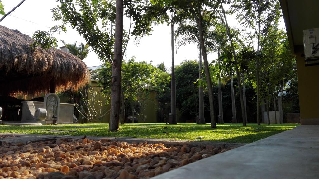 Inlak Garden Hotel Negombo Bagian luar foto