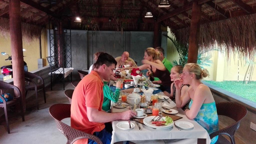 Inlak Garden Hotel Negombo Bagian luar foto
